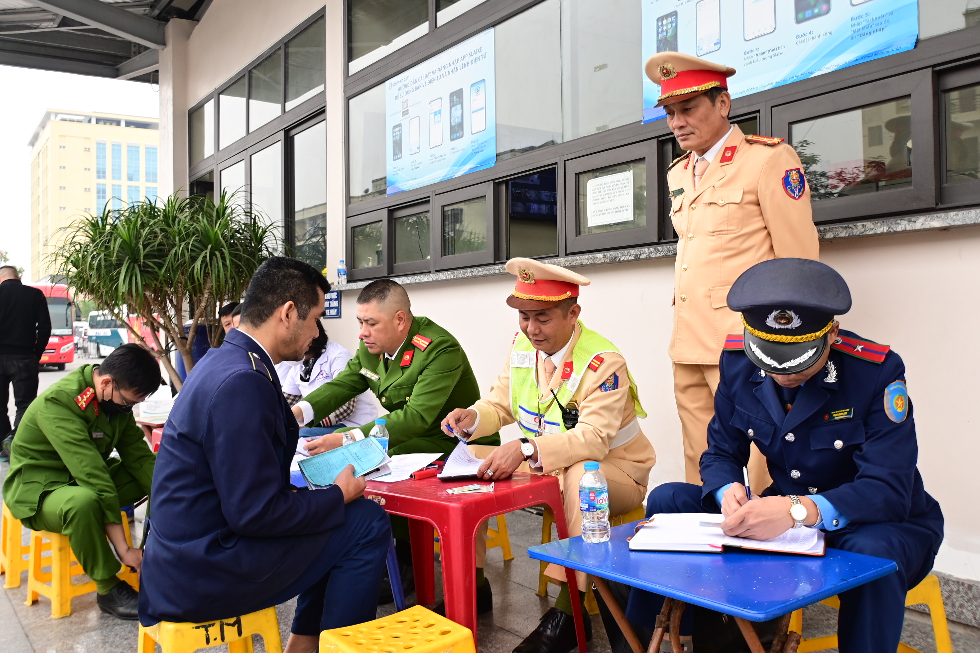 Kiểm tra, xử lý người điều khiển phương tiện vận tải đường bộ vi phạm về ma túy, nồng độ cồn tại bến xe Vĩnh Niệm